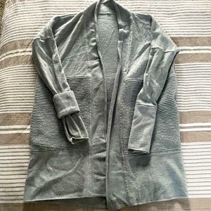 LuluLemon Womens SZ8/10 Sit in Lotus 2 split back Cardigan Sweater in Gray